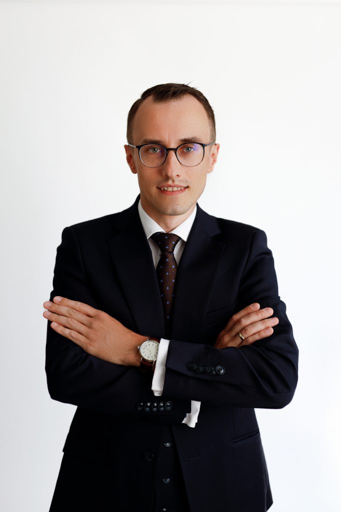 Dr  Tomasz Korban